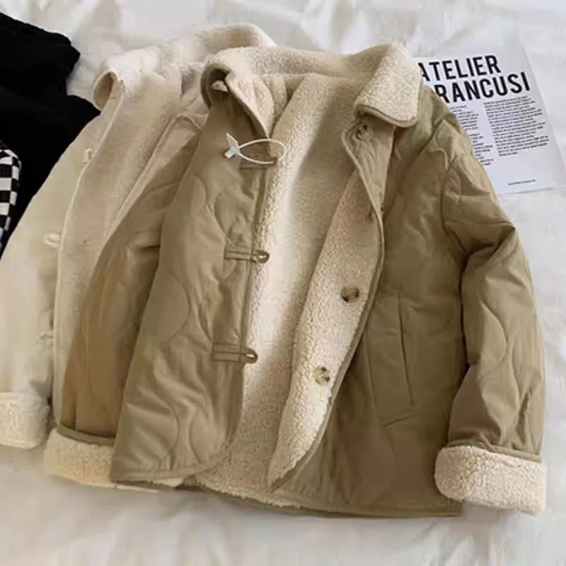 Women Shearling Fleece Parkas Coats Reversible Suede Jacket Frog Closures Solid Loose Fit Casual Office Lady 2025 Autumn Winter
Women Shearling Fleece Parkas Coats Reversible Suede Jacket Frog Closures Solid Loose Fit Casual Office Lady 2025 Autumn Winter