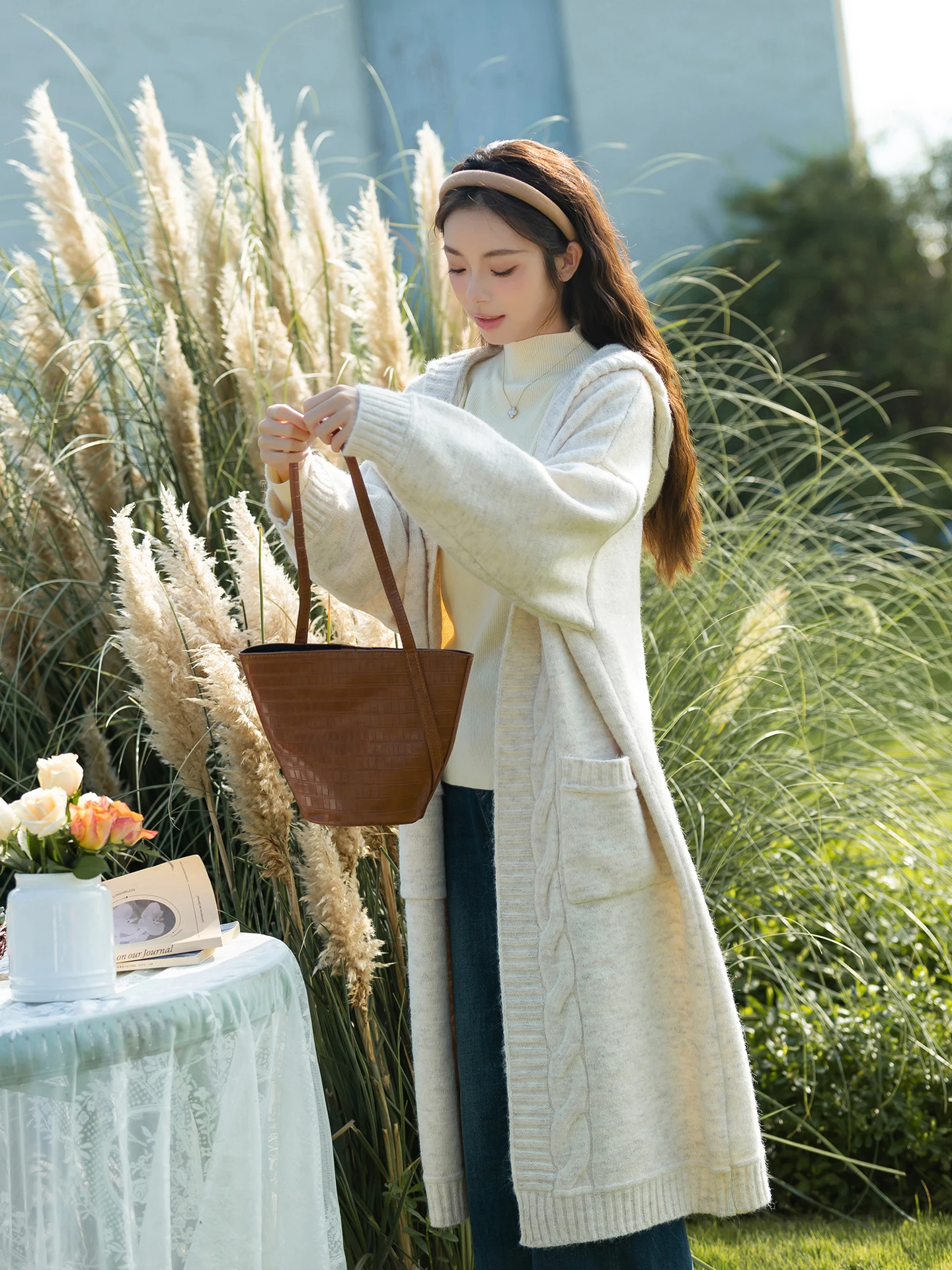 Свободный вязаный кардиган с капюшоном бежевого цвета, простой дизайн, зимний новый женский свитер, пальто, удобный длинный свеч V-Ne
Свободный вязаный кардиган с капюшоном бежевого цвета, простой дизайн, зимний новый женский свитер, пальто, удобный длинный свеч V-Ne