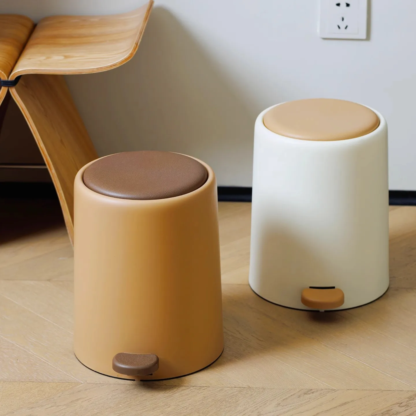 Quiet Slow Descend Foot Pedal Tra Can for Home Use with Lid Kitchen Batoom Bedroom Living Room Plastic Garbage Bin
Quiet Slow Descend Foot Pedal Tra Can for Home Use with Lid Kitchen Batoom Bedroom Living Room Plastic Garbage Bin