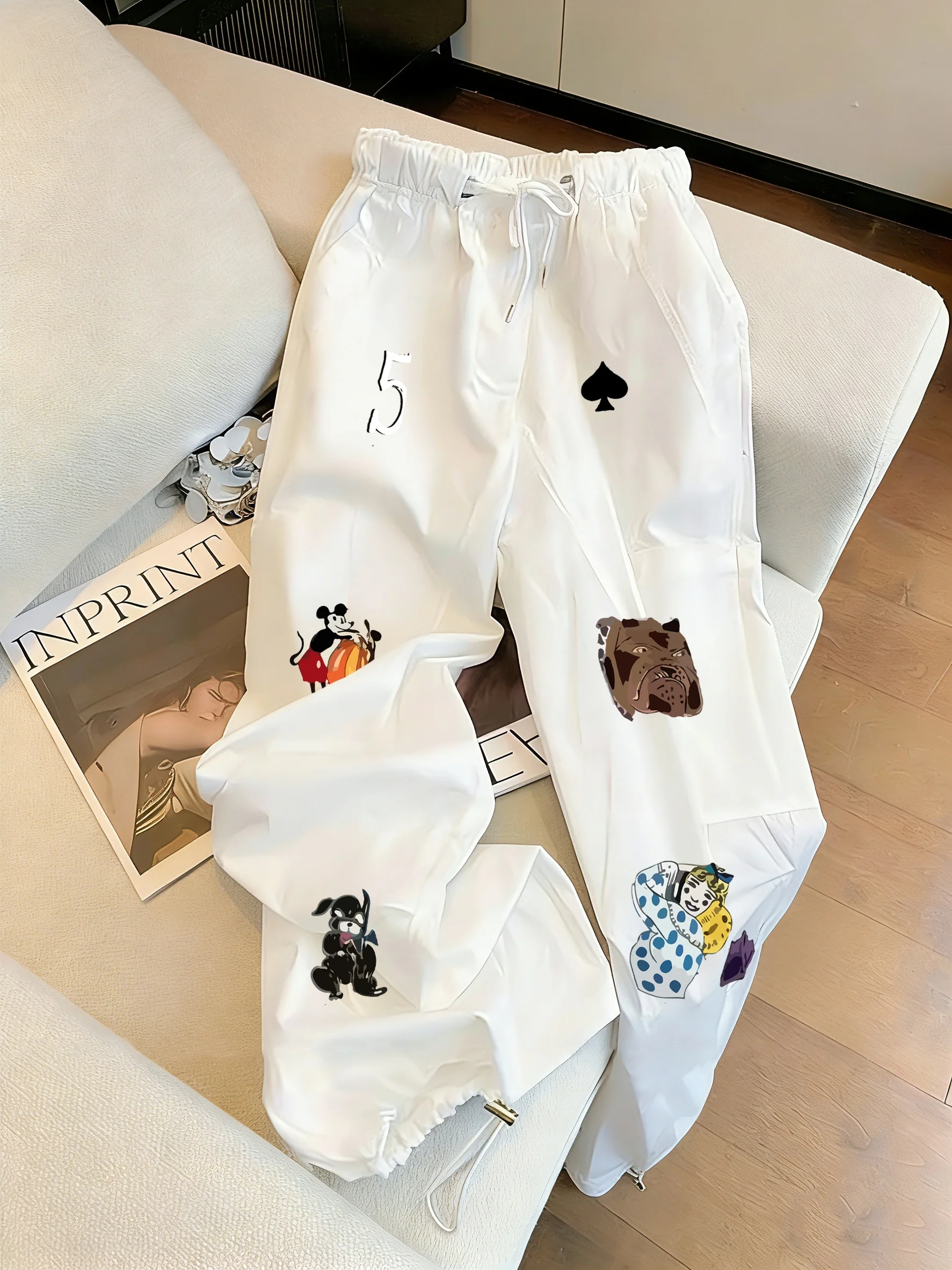 Casual Drawstring Graffiti Print Wide Leg Pants Unisex Summer Fashion Laid-back Style Versatile White Trousers for Men And Women
Casual Drawstring Graffiti Print Wide Leg Pants Unisex Summer Fashion Laid-back Style Versatile White Trousers for Men And Women