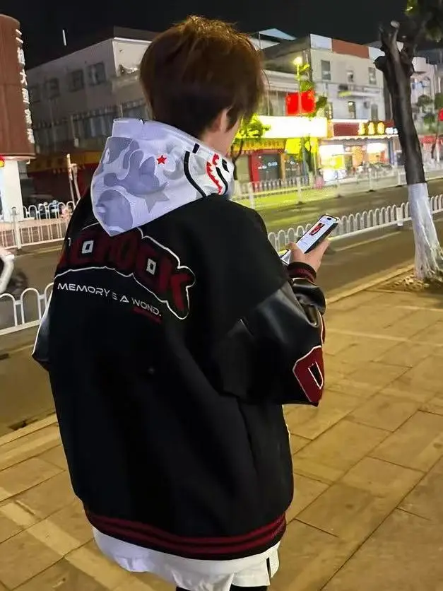 Мужская осенне-зимняя куртка-бомбер в стиле ретро, с вышивкой и пэчворком, в американском уличном стиле, для пар
Мужская осенне-зимняя куртка-бомбер в стиле ретро, с вышивкой и пэчворком, в американском уличном стиле, для пар