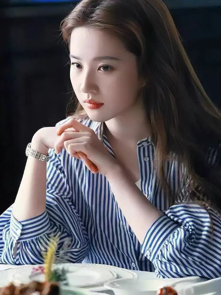 Женская приталенная рубашка из чистого хлопка с длинным рукавом, в полоску, для повседневной носки, дышащая, приятная для кожи, с вертикальными сине-белыми полосками
Женская приталенная рубашка из чистого хлопка с длинным рукавом, в полоску, для повседневной носки, дышащая, приятная для кожи, с вертикальными сине-белыми полосками