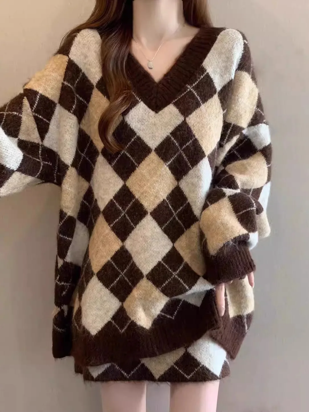 Large Size Women's Fashion Set Early Spring Popular Beige Diamond Sweater Short Skirt Two-Piece Set Commute Style Winter Casual
Large Size Women's Fashion Set Early Spring Popular Beige Diamond Sweater Short Skirt Two-Piece Set Commute Style Winter Casual