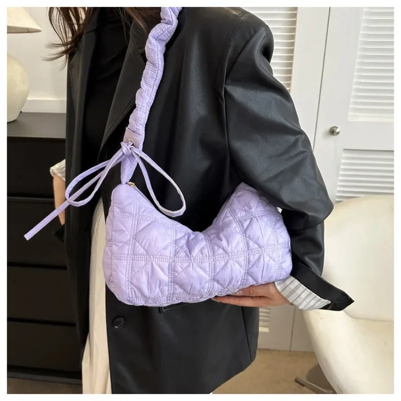 B Large Capacity Shoulder Bag Colored Cloud Pleated Bubble Casual Fashion Shoulder Bag Texture Commuting Women's Shoulder Bag
B Large Capacity Shoulder Bag Colored Cloud Pleated Bubble Casual Fashion Shoulder Bag Texture Commuting Women's Shoulder Bag