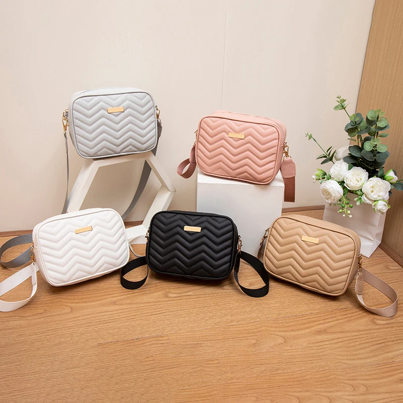 shoulder bags crossbody bags Large capacity fashionable simple V-shaped rhombus heart-shaped embroidered monochrome camera bag
shoulder bags crossbody bags Large capacity fashionable simple V-shaped rhombus heart-shaped embroidered monochrome camera bag