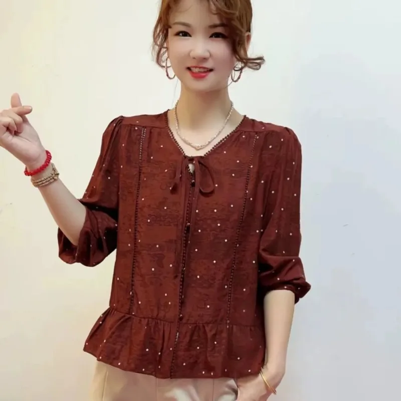 Spring New French Polka Dot Printed Stylish Shirt, Slimming and Versatile, V-neck Temperament, Long Sleeved Top for Women
Spring New French Polka Dot Printed Stylish Shirt, Slimming and Versatile, V-neck Temperament, Long Sleeved Top for Women