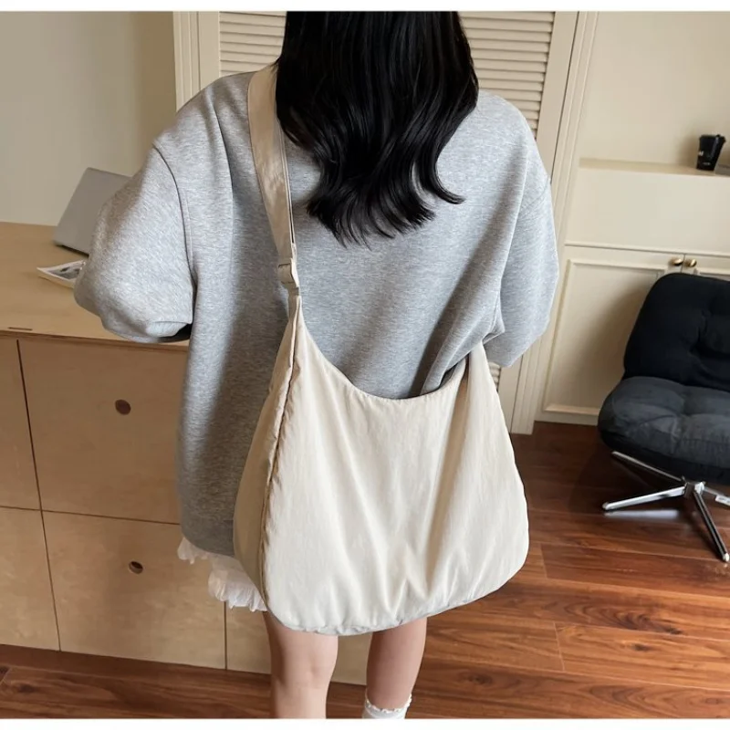 Гладкая шикарная новинка 2025 года, женская роскошная брендовая кожаная большая сумка известного дизайнера, винтажная популярная повседневная сумка
Гладкая шикарная новинка 2025 года, женская роскошная брендовая кожаная большая сумка известного дизайнера, винтажная популярная повседневная сумка 