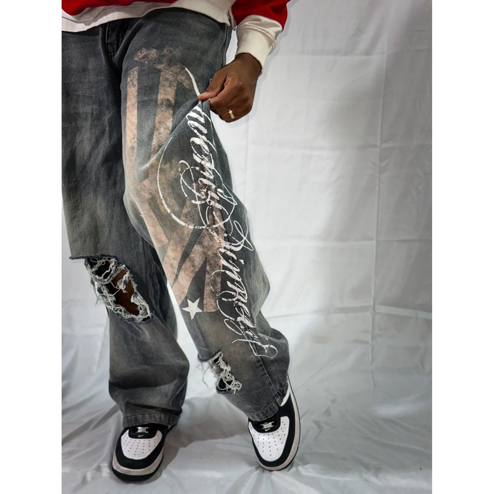 Straight casual pants, long pants, loose jeans, font print, distressed distressed distressed cropped pants trend
Straight casual pants, long pants, loose jeans, font print, distressed distressed distressed cropped pants trend
