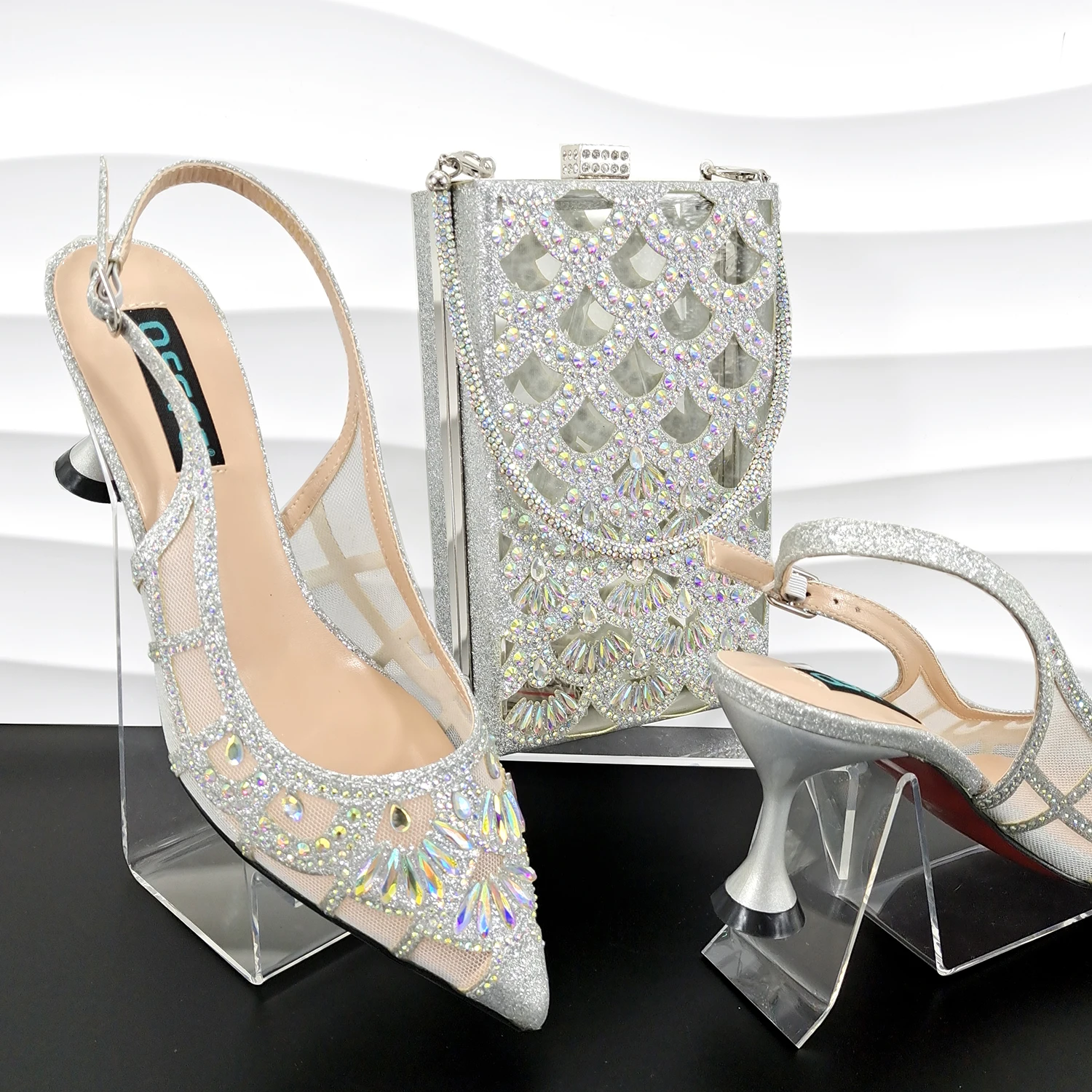 Nigeria New Fashion Pointed Shoes Flowing Color Rhinestone Decoration Party Women's High Heel Bag Set
Nigeria New Fashion Pointed Shoes Flowing Color Rhinestone Decoration Party Women's High Heel Bag Set