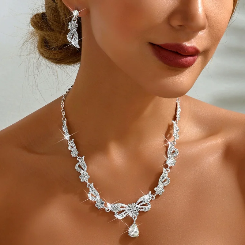 New High-End Rhinestone Necklace and Earrings Three-Piece Set European and American Wedding Jewelry Elegant Bride Wedding Jewelr
New High-End Rhinestone Necklace and Earrings Three-Piece Set European and American Wedding Jewelry Elegant Bride Wedding Jewelr