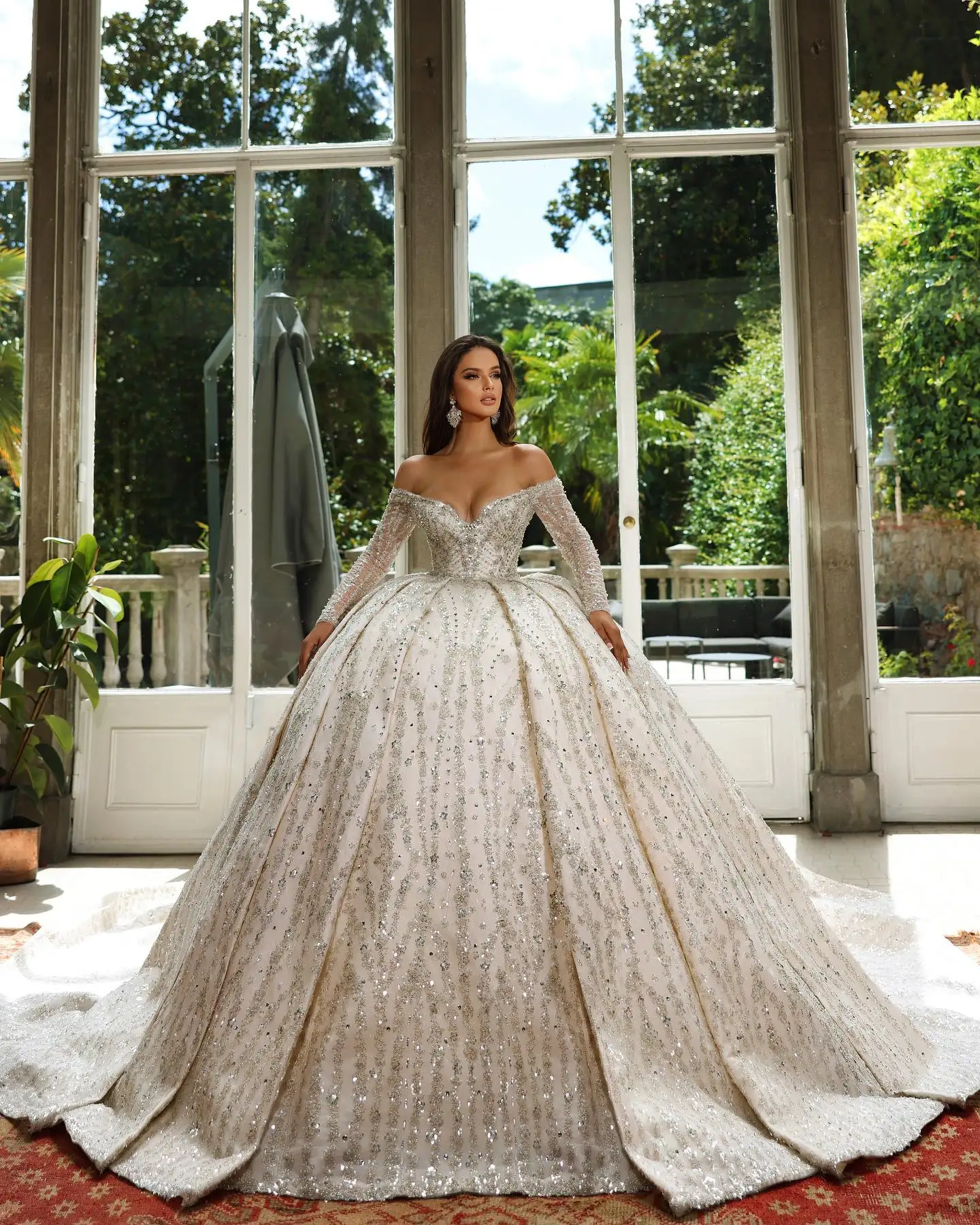 Luxurious Dubai Wedding Dresses Off Shoulder Beads Crystals Ball Gowns Custom Made Sequins Long Sleeves Vestido de novia
Luxurious Dubai Wedding Dresses Off Shoulder Beads Crystals Ball Gowns Custom Made Sequins Long Sleeves Vestido de novia