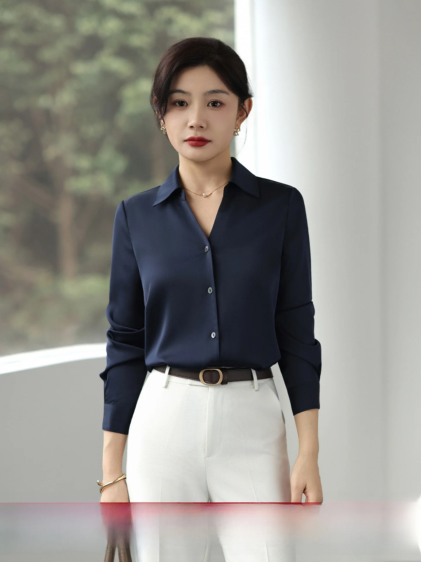 Elegant V-neck Silk Shirt Women's Spring New Style High Gloss Drapey Deep Blue Professional Commute Shirt Moisture Wicking Br...
Elegant V-neck Silk Shirt Women's Spring New Style High Gloss Drapey Deep Blue Professional Commute Shirt Moisture Wicking Br...