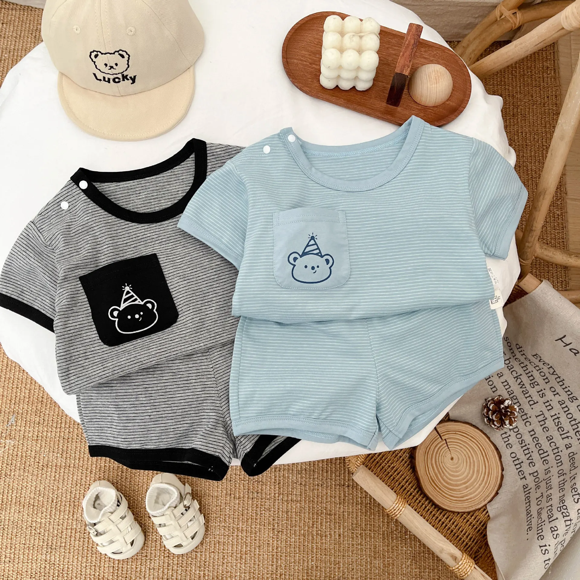 2025 Summer Korean Version Children Casual Striped Short Sleeved Shorts Set for Boys and Babies Thin Cool T-shirt Two-piece Set
2025 Summer Korean Version Children Casual Striped Short Sleeved Shorts Set for Boys and Babies Thin Cool T-shirt Two-piece Set