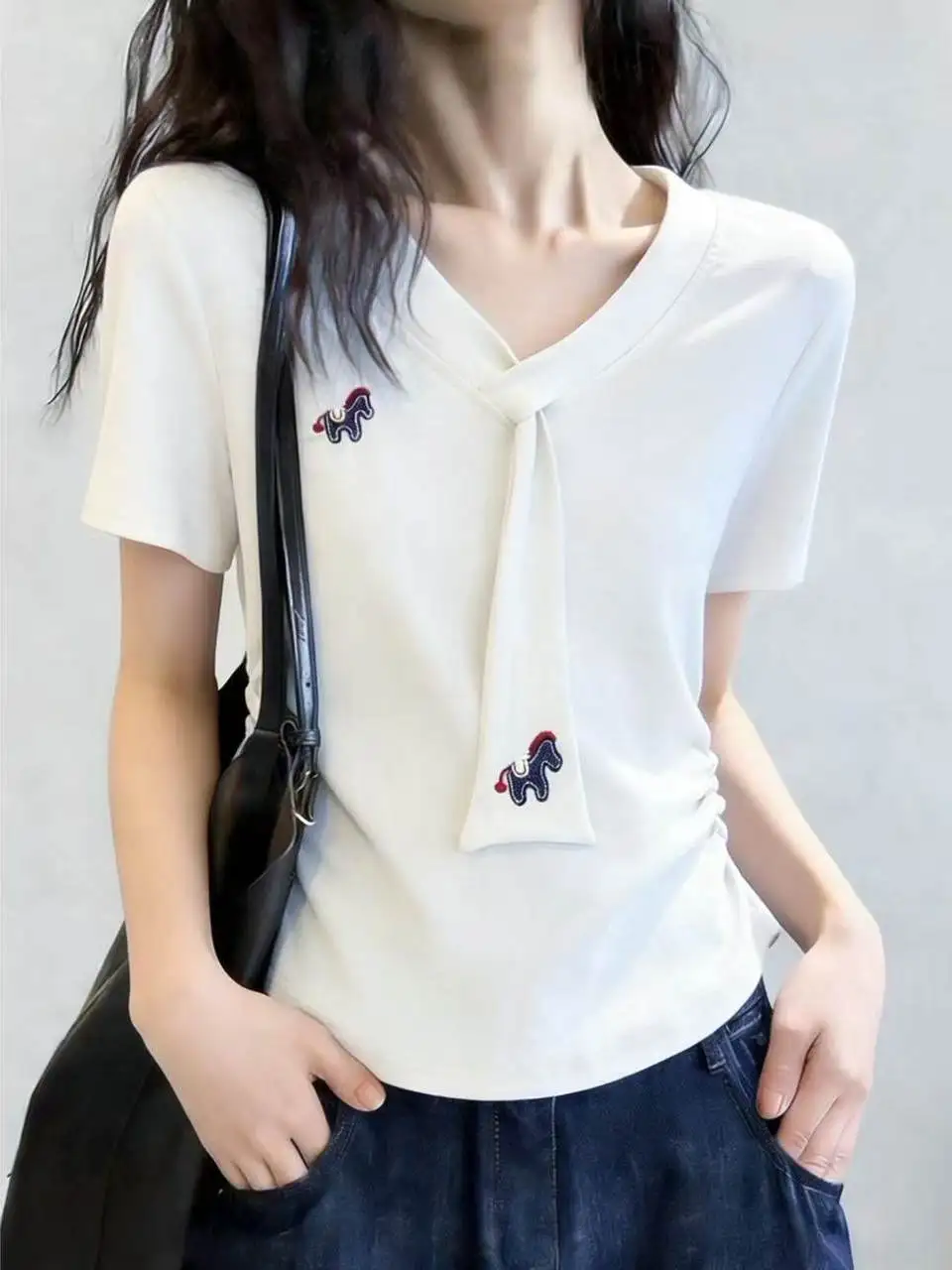 Korean Style Embroidered V-Neck Short Sleeve T-Shirt Women's Summer Slim Fit Shirt High Waist Cotton Blend Casual Top
Korean Style Embroidered V-Neck Short Sleeve T-Shirt Women's Summer Slim Fit Shirt High Waist Cotton Blend Casual Top