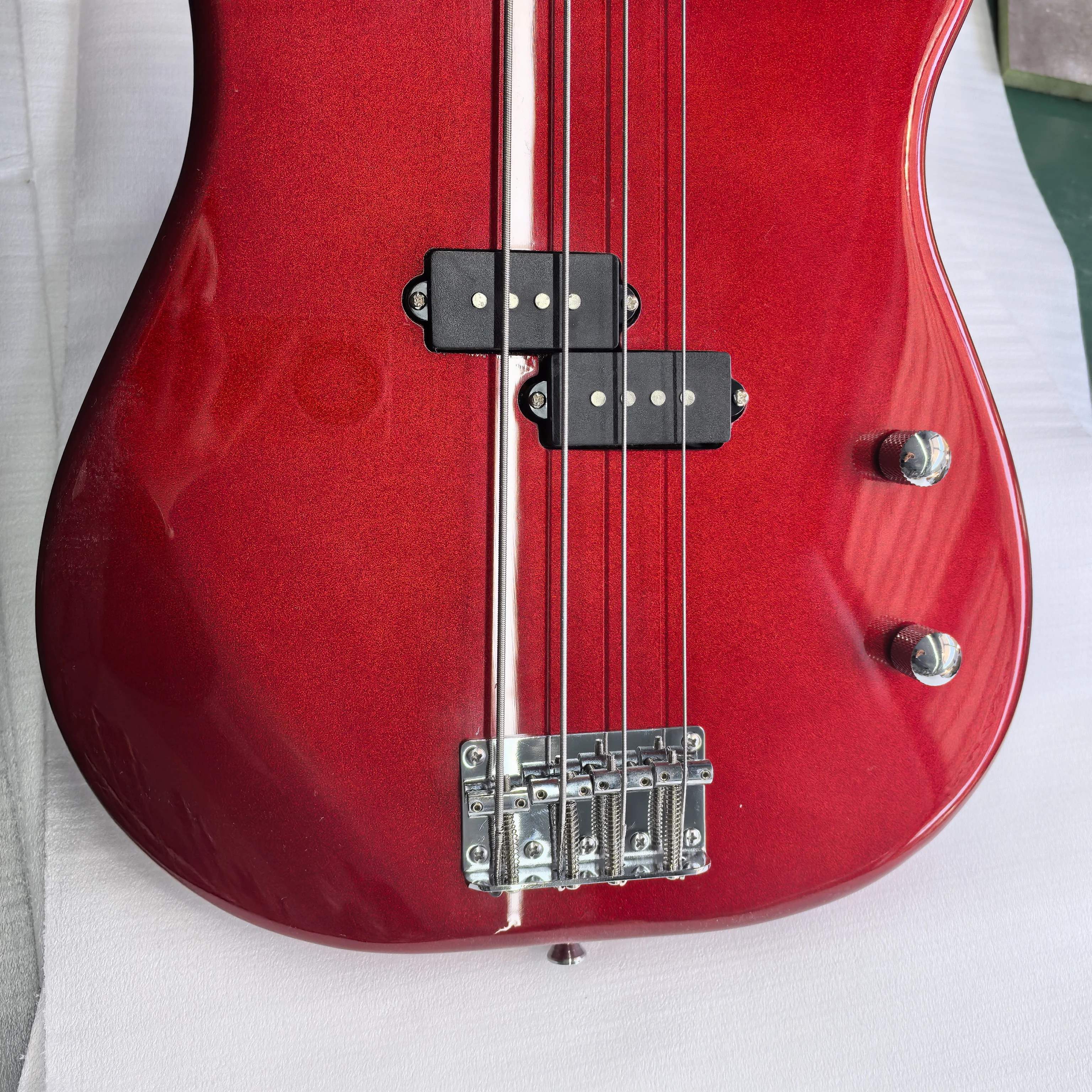 In stock, 20 frets Phoenix tree 4-string bass, stainless steel frets, factory direct sales, immediate shipment upon order.
In stock, 20 frets Phoenix tree 4-string bass, stainless steel frets, factory direct sales, immediate shipment upon order.
