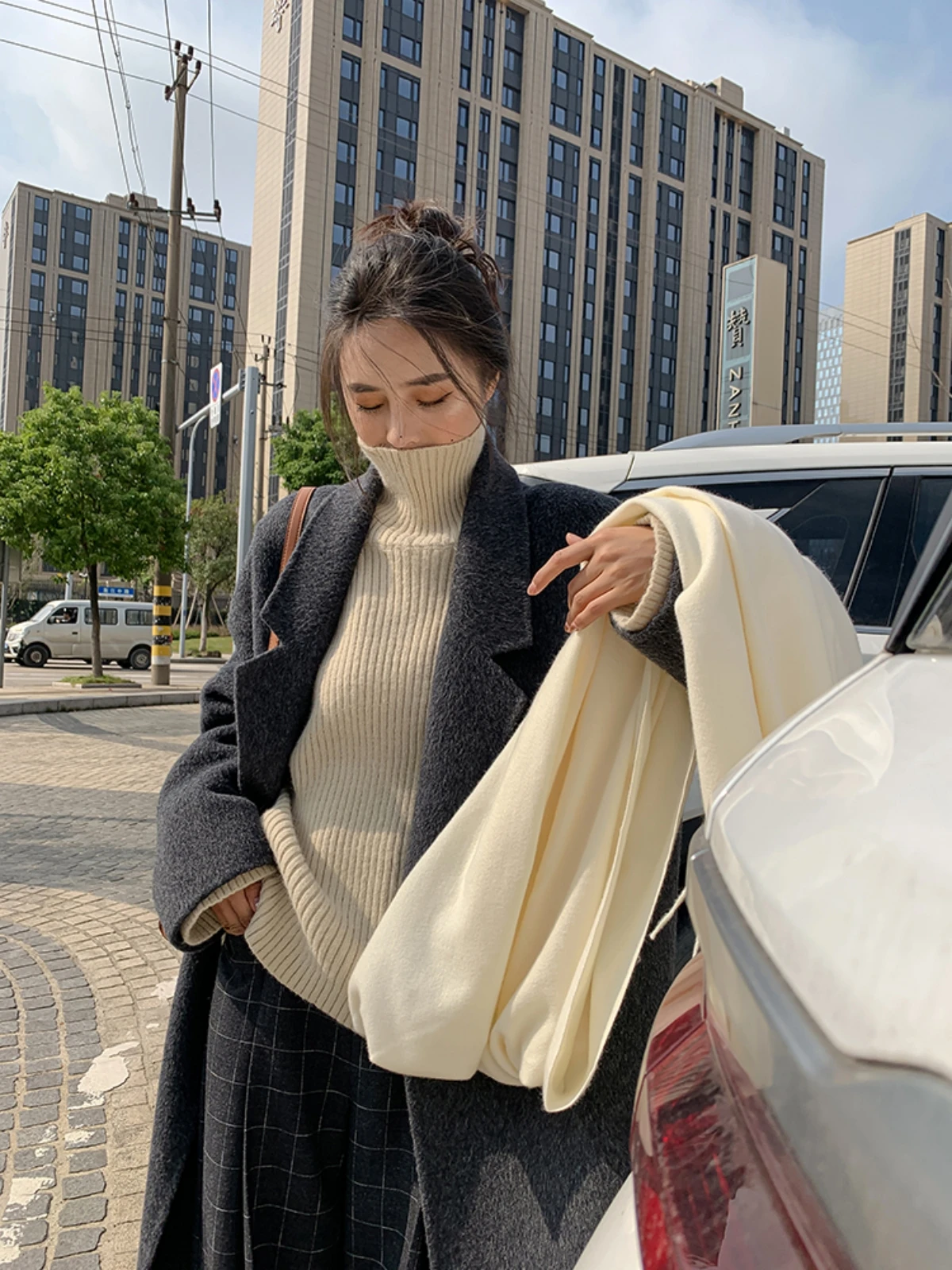 Vintage High Collar Pullover Sweater For Women In Autumn And Winter Wear 2022 New Loose Lazy Style Bottomed Knit Top
Vintage High Collar Pullover Sweater For Women In Autumn And Winter Wear 2022 New Loose Lazy Style Bottomed Knit Top