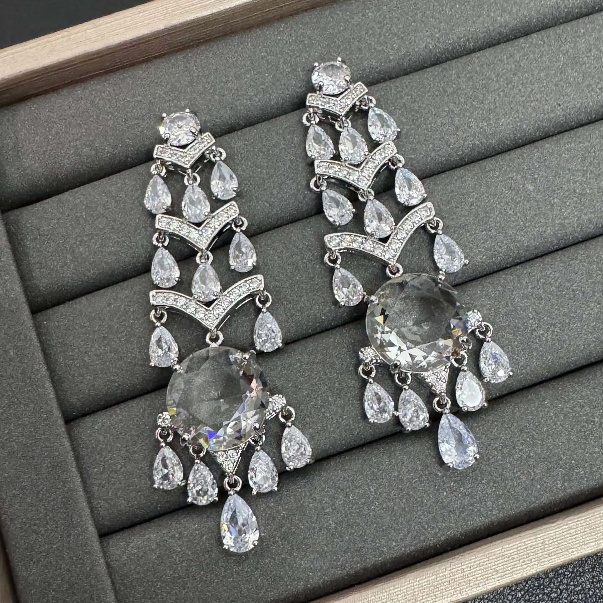 unique design earrings for women white cubic zirconia water drop pendant earrings
unique design earrings for women white cubic zirconia water drop pendant earrings