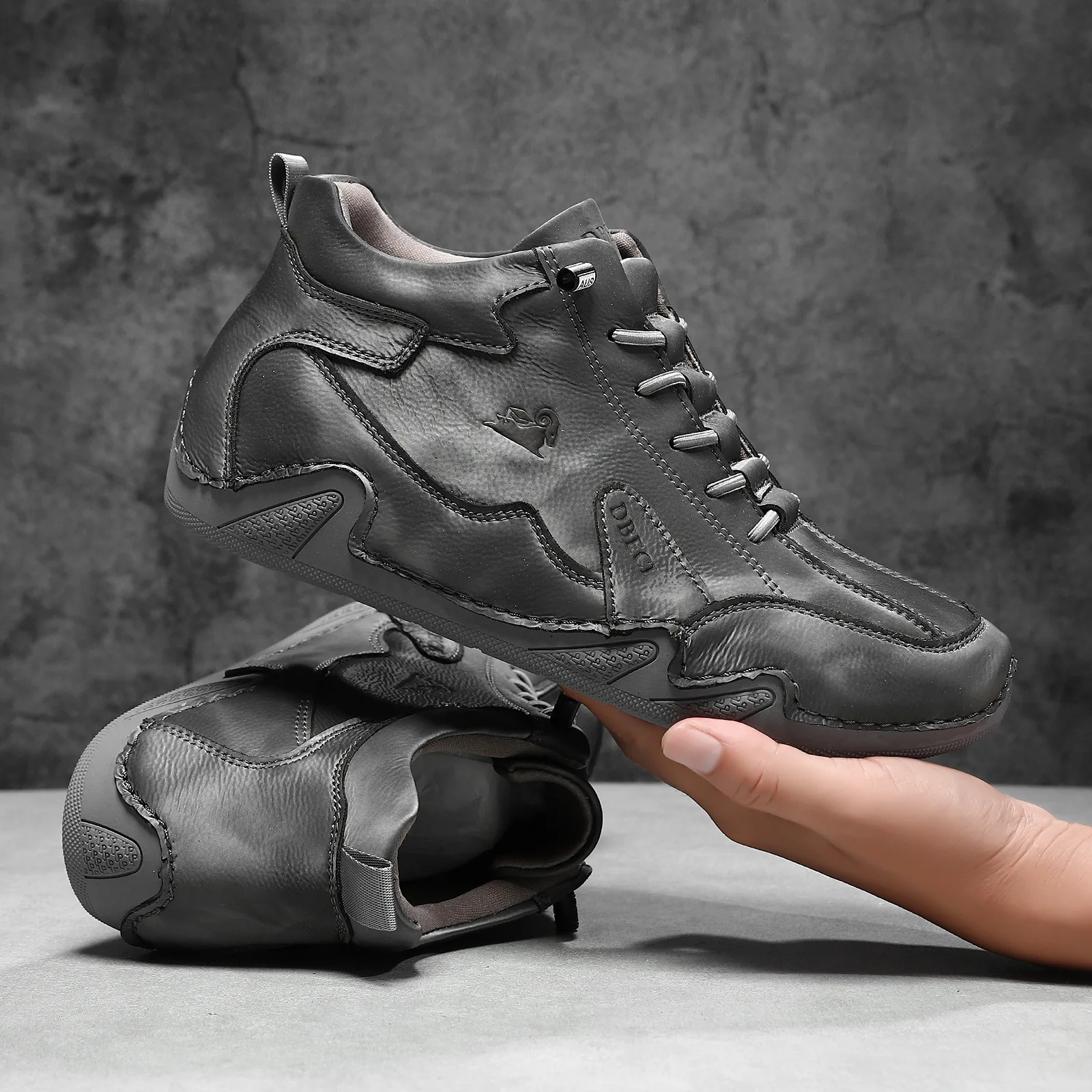 Мужские повседневные ботинки с высоким берцем, мягкие дышащие туфли на плоской подошве, кожаные кроссовки, уличная походная обувь с защитой от холода, мотообувь
Мужские повседневные ботинки с высоким берцем, мягкие дышащие туфли на плоской подошве, кожаные кроссовки, уличная походная обувь с защитой от холода, мотообувь