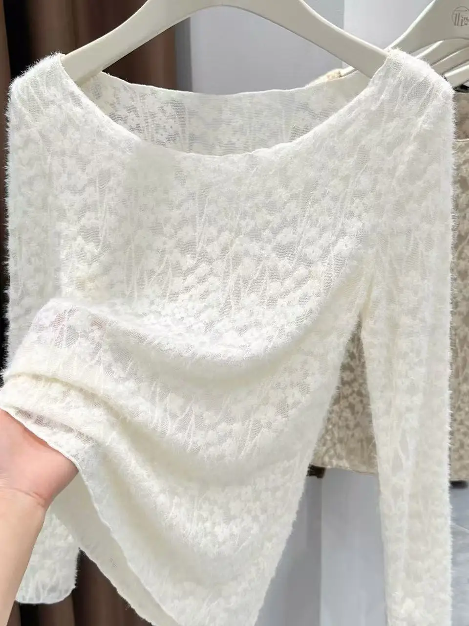 Elegant Lace Base Shirt Women's Autumn Winter Large round Neck Fleece Inner Wear Fashionable Underwear Polyester Fiber Long S...
Elegant Lace Base Shirt Women's Autumn Winter Large round Neck Fleece Inner Wear Fashionable Underwear Polyester Fiber Long S...