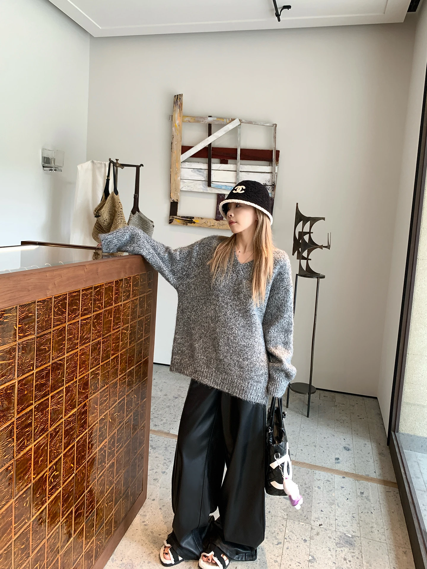 Женский вязаный свитер Lin Chu Lazy Sle с V-образным вырезом, свободного кроя, утепленный, осенне-зимняя верхняя одежда, топ премиум-класса
Женский вязаный свитер Lin Chu Lazy Sle с V-образным вырезом, свободного кроя, утепленный, осенне-зимняя верхняя одежда, топ премиум-класса