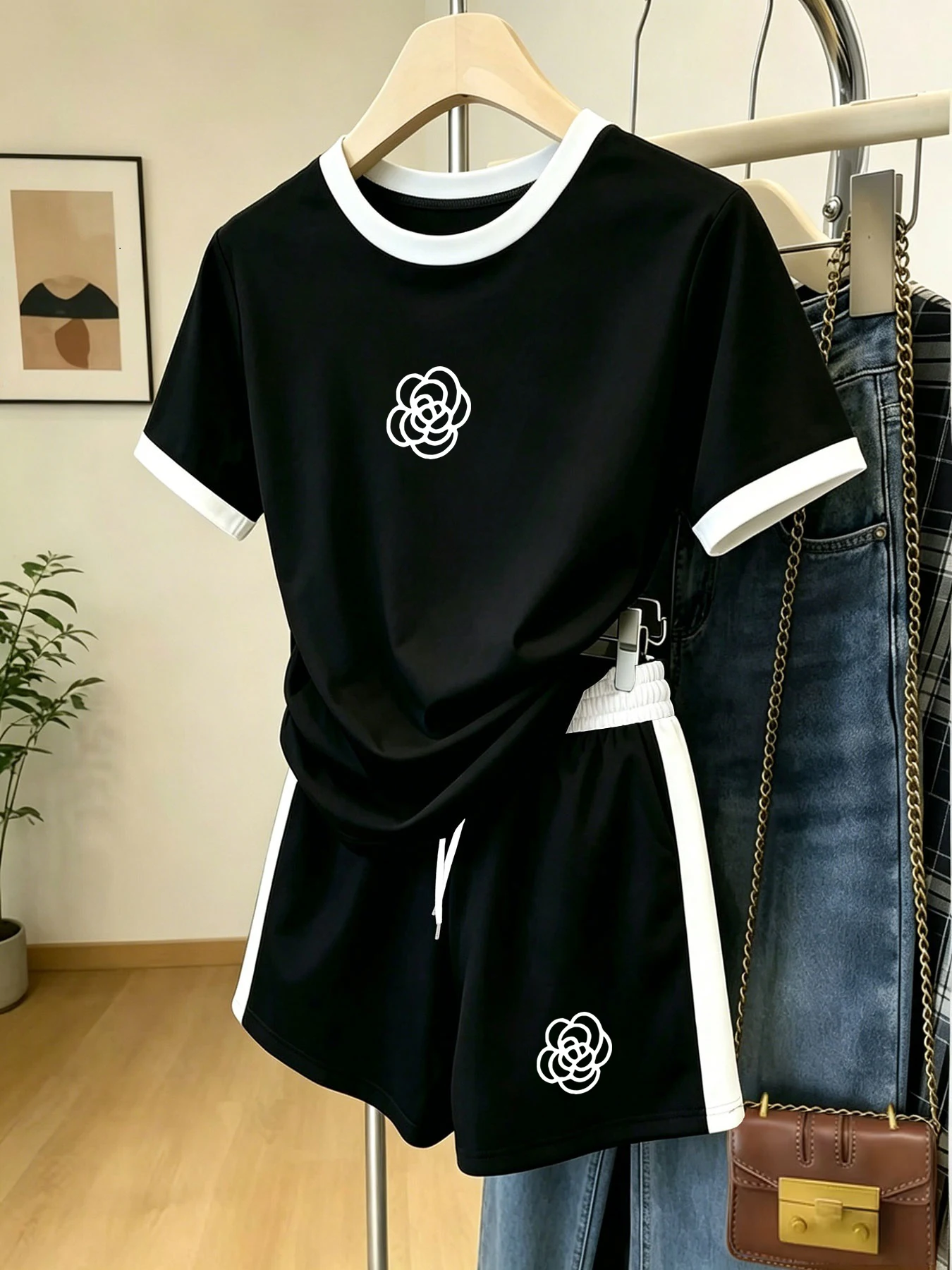 Summer Lightweight Breathable Color-Blocked Short-Sleeve Shorts Set with Camellia Print, Stylish Casual Sports Two-Piece Set
Summer Lightweight Breathable Color-Blocked Short-Sleeve Shorts Set with Camellia Print, Stylish Casual Sports Two-Piece Set