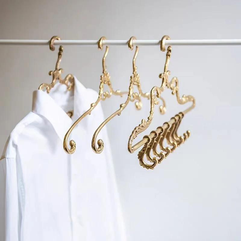 American Retro Clothes Hanger Solid Brass Wedding Dress Hangers Strong Wardrobe Clothes Coat Hangers Gold Decoration Metal Rack
American Retro Clothes Hanger Solid Brass Wedding Dress Hangers Strong Wardrobe Clothes Coat Hangers Gold Decoration Metal Rack