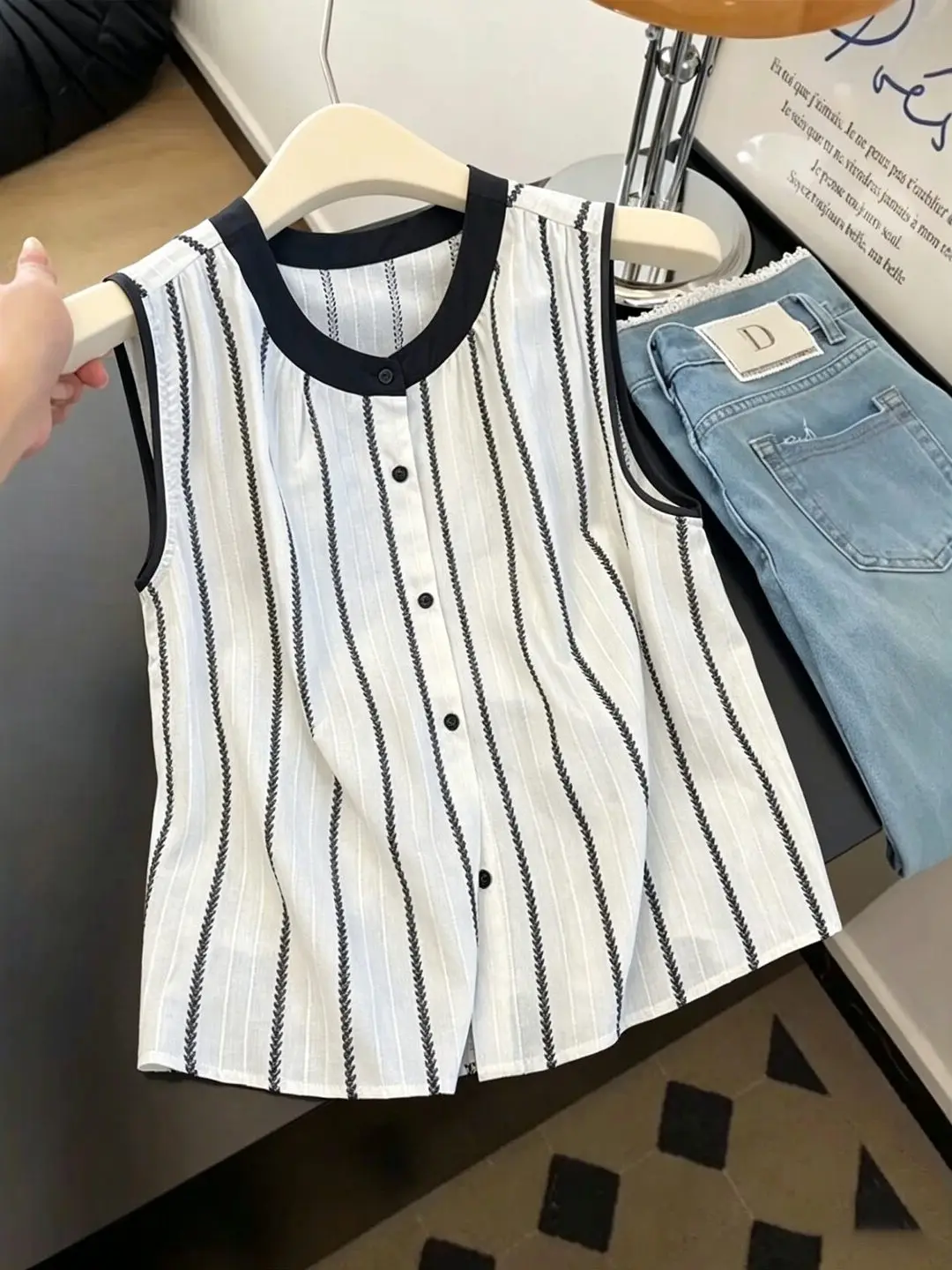 plus Size Sleeveless Shirt Women's 2026 Summer Artistic Korean Striped Color Block Top Trendy Casual Loose Fit Breathable
plus Size Sleeveless Shirt Women's 2026 Summer Artistic Korean Striped Color Block Top Trendy Casual Loose Fit Breathable