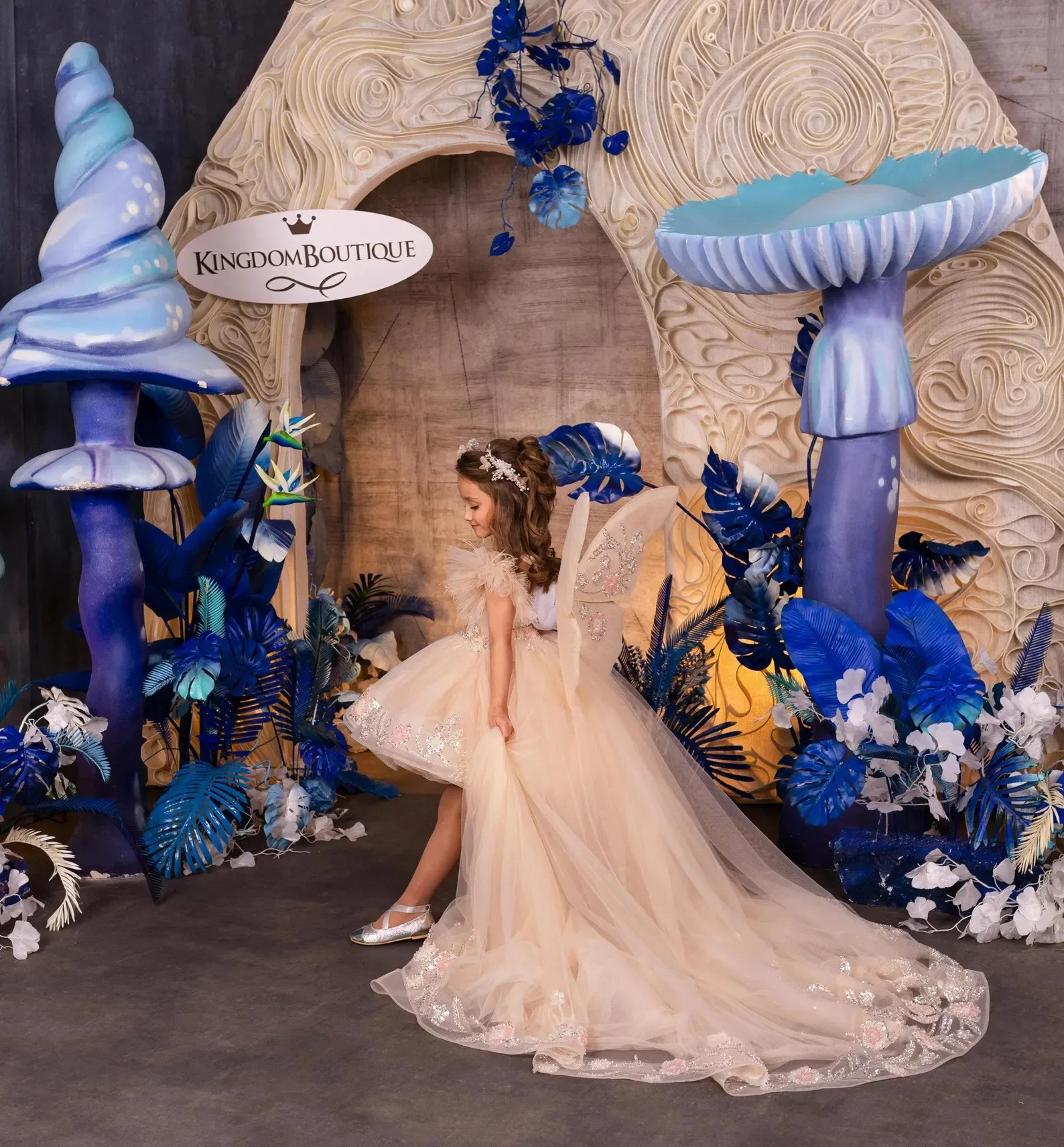 Custom Luxury Flower Girl Dress Wedding Gown Birthday Party Pageant Catwalk Fairy Wing Tulle High Low Dress فساتين اطفال
Custom Luxury Flower Girl Dress Wedding Gown Birthday Party Pageant Catwalk Fairy Wing Tulle High Low Dress فساتين اطفال