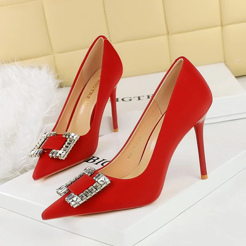 European American Fashion High Heels Thin Heels Satin Shallow Mouth Square Buckle Shining Rhinestone Pointed Single Shoes New
European American Fashion High Heels Thin Heels Satin Shallow Mouth Square Buckle Shining Rhinestone Pointed Single Shoes New