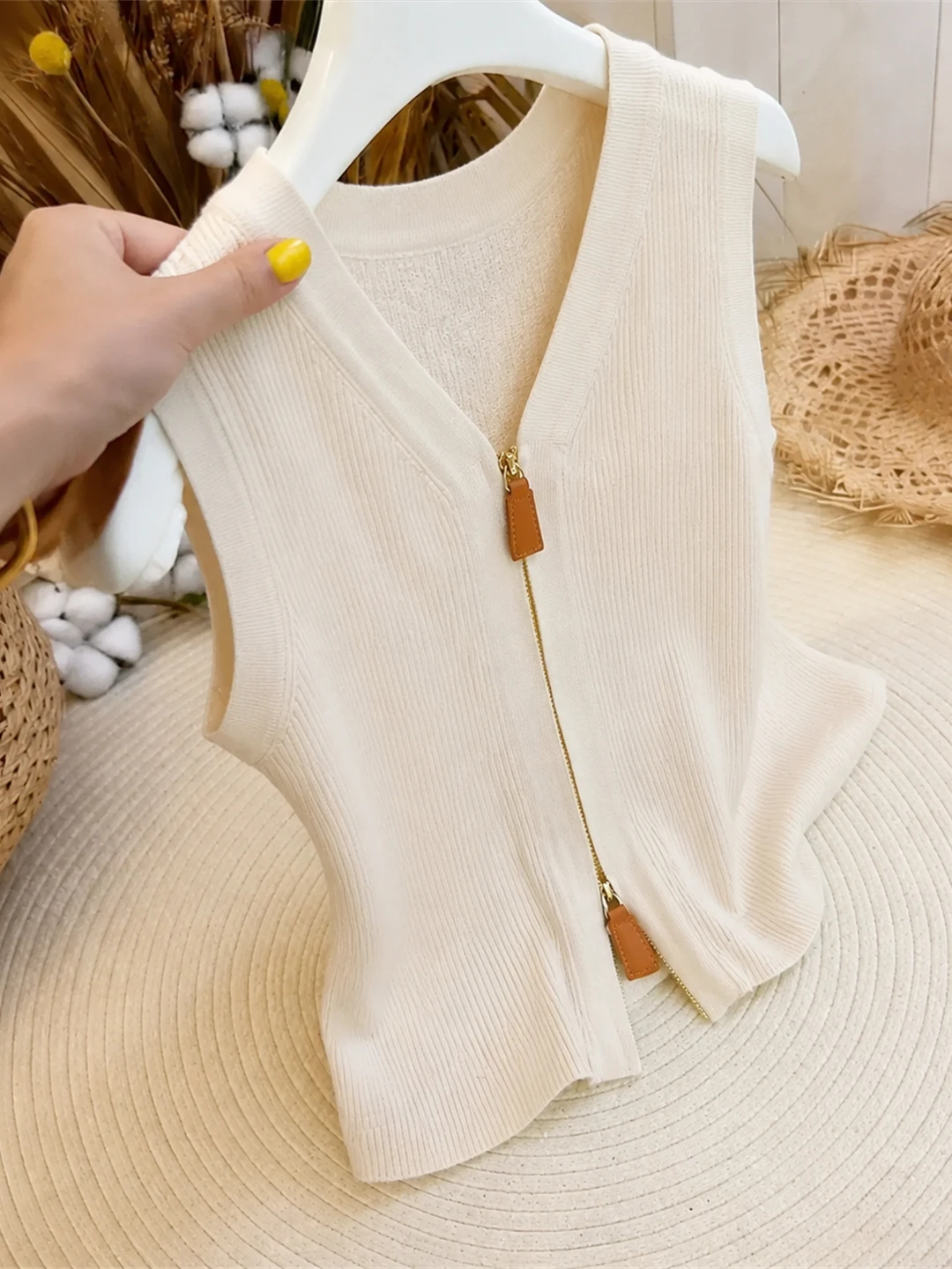 Simple Luxury Double Zipper V-Neck Knitted Vest Sleeveless Pure Color Summer Gentle Versatile Top Women's Fashion Korean Style
Simple Luxury Double Zipper V-Neck Knitted Vest Sleeveless Pure Color Summer Gentle Versatile Top Women's Fashion Korean Style
