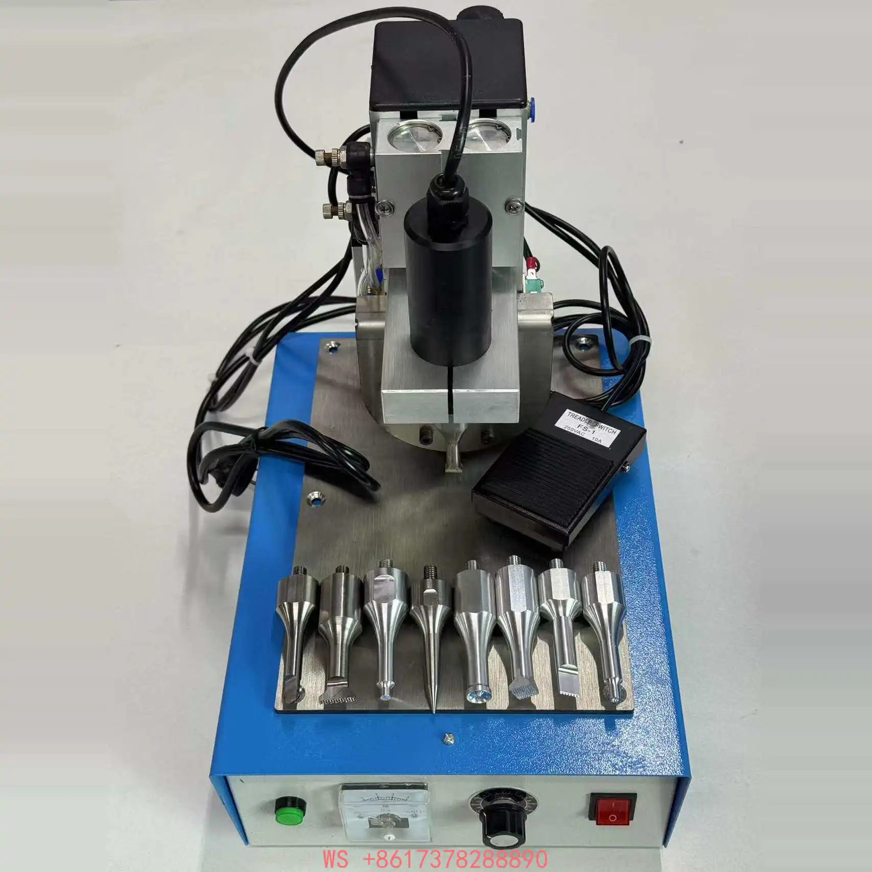 Ultrasonic spot welding machine 35K1200W desktop earband welding fruit plastic box positioning point melting and ironing machine
Ultrasonic spot welding machine 35K1200W desktop earband welding fruit plastic box positioning point melting and ironing machine