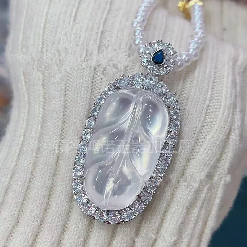 Silver-plated pendant with chalcedony inlay, white agate leaf jade necklace
Silver-plated pendant with chalcedony inlay, white agate leaf jade necklace