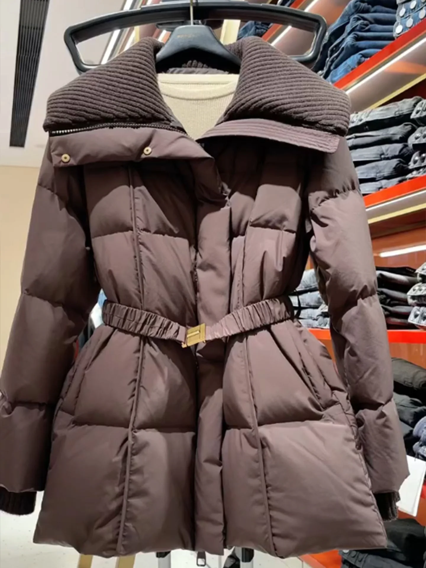 Корейское коричневое женское пуховое пальто средней длины с воротником-стойкой, роскошное зимнее пальто с высокой талией, цельное пальто
Корейское коричневое женское пуховое пальто средней длины с воротником-стойкой, роскошное зимнее пальто с высокой талией, цельное пальто