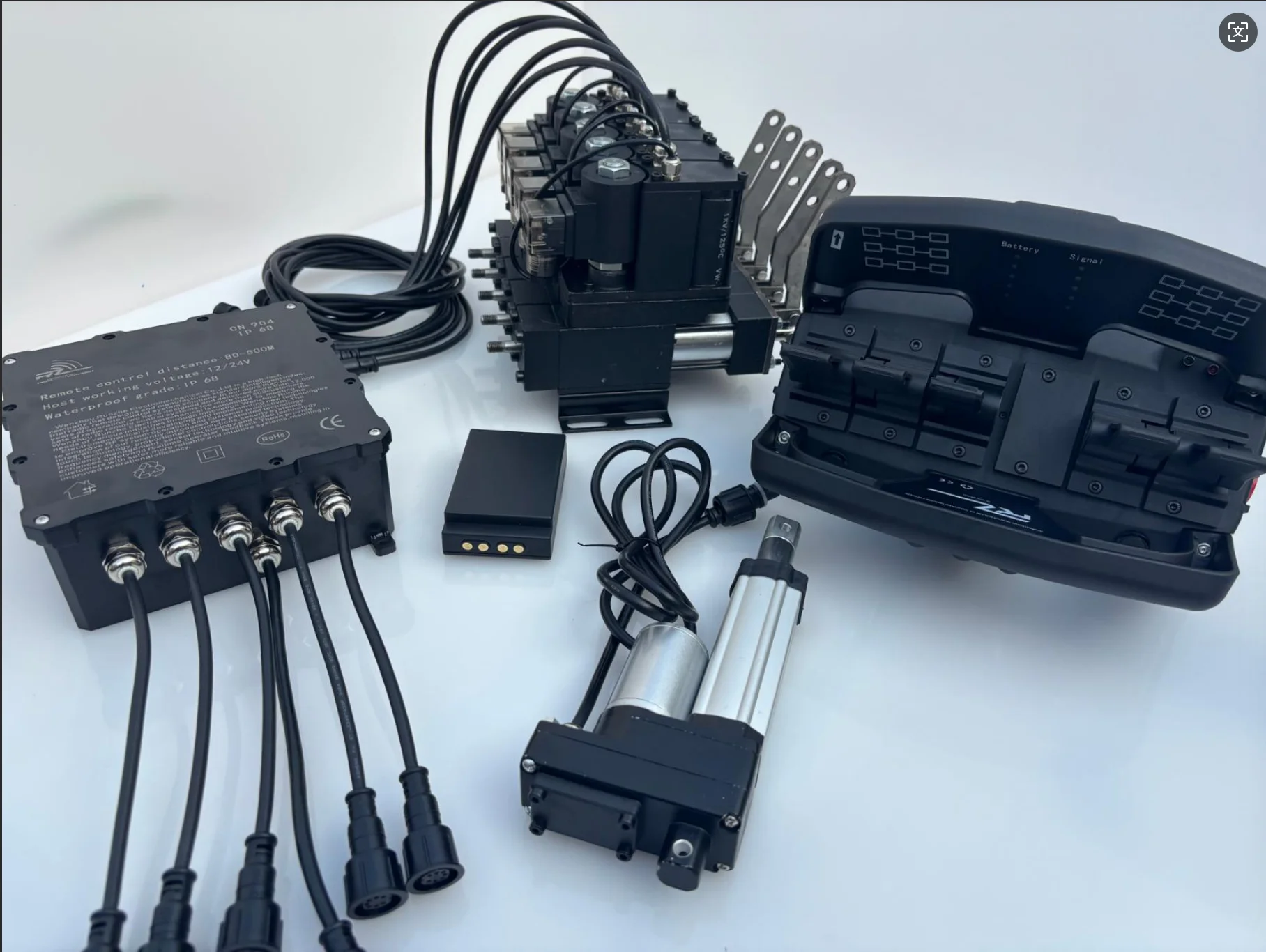 The Latest Wireless Proportional Remote Controller a 5-lever Command Model Designed for Upgrading the Control Systems
The Latest Wireless Proportional Remote Controller a 5-lever Command Model Designed for Upgrading the Control Systems