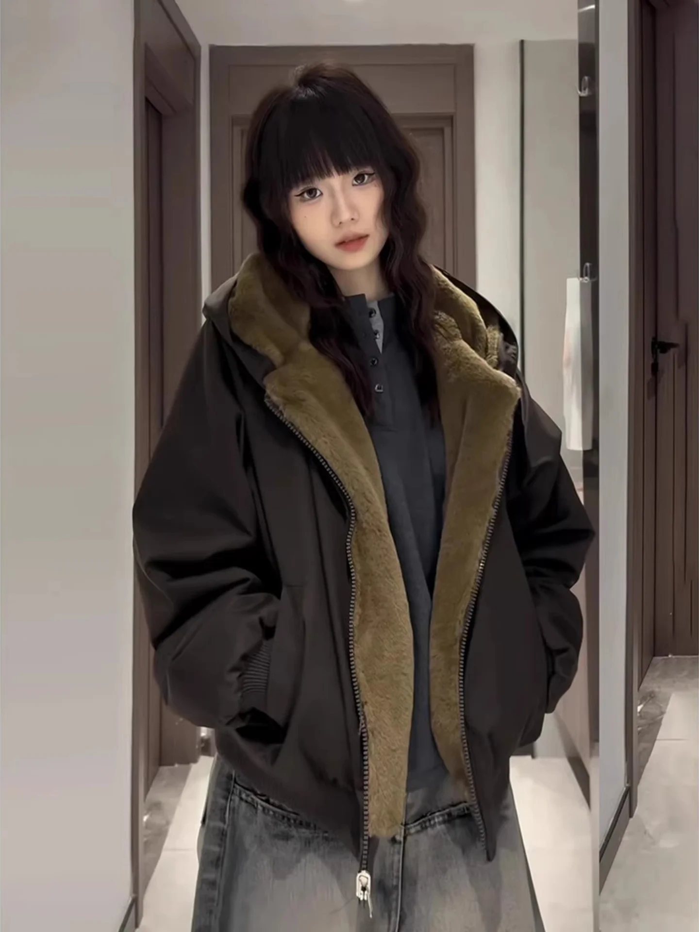 Двусторонняя мужская хлопковая куртка с подкладкой из искусственного меха, теплая, осенне-зимняя, модная, повседневная, свободного кроя, с длинными рукавами, на молнии
Двусторонняя мужская хлопковая куртка с подкладкой из искусственного меха, теплая, осенне-зимняя, модная, повседневная, свободного кроя, с длинными рукавами, на молнии