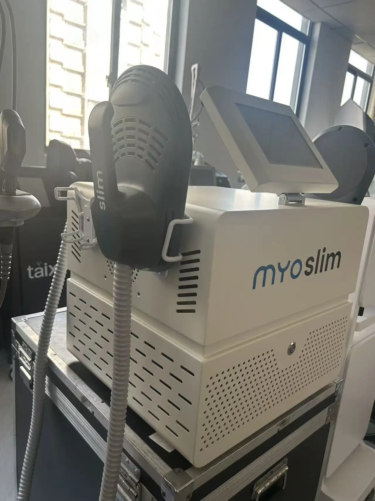 Professional EMS Slimmer RF NovaMYOslim EMS Body Sculpting Salon Wheel Ball Roller Massager 15 Tes 6500W
Professional EMS Slimmer RF NovaMYOslim EMS Body Sculpting Salon Wheel Ball Roller Massager 15 Tes 6500W