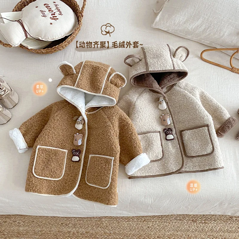 Детское шерстяное пальто, зима 2025 г., плюшевая кукла для девочек, топ с капюшоном, детская плотная зимняя одежда из искусственного меха кролика
Детское шерстяное пальто, зима 2025 г., плюшевая кукла для девочек, топ с капюшоном, детская плотная зимняя одежда из искусственного меха кролика