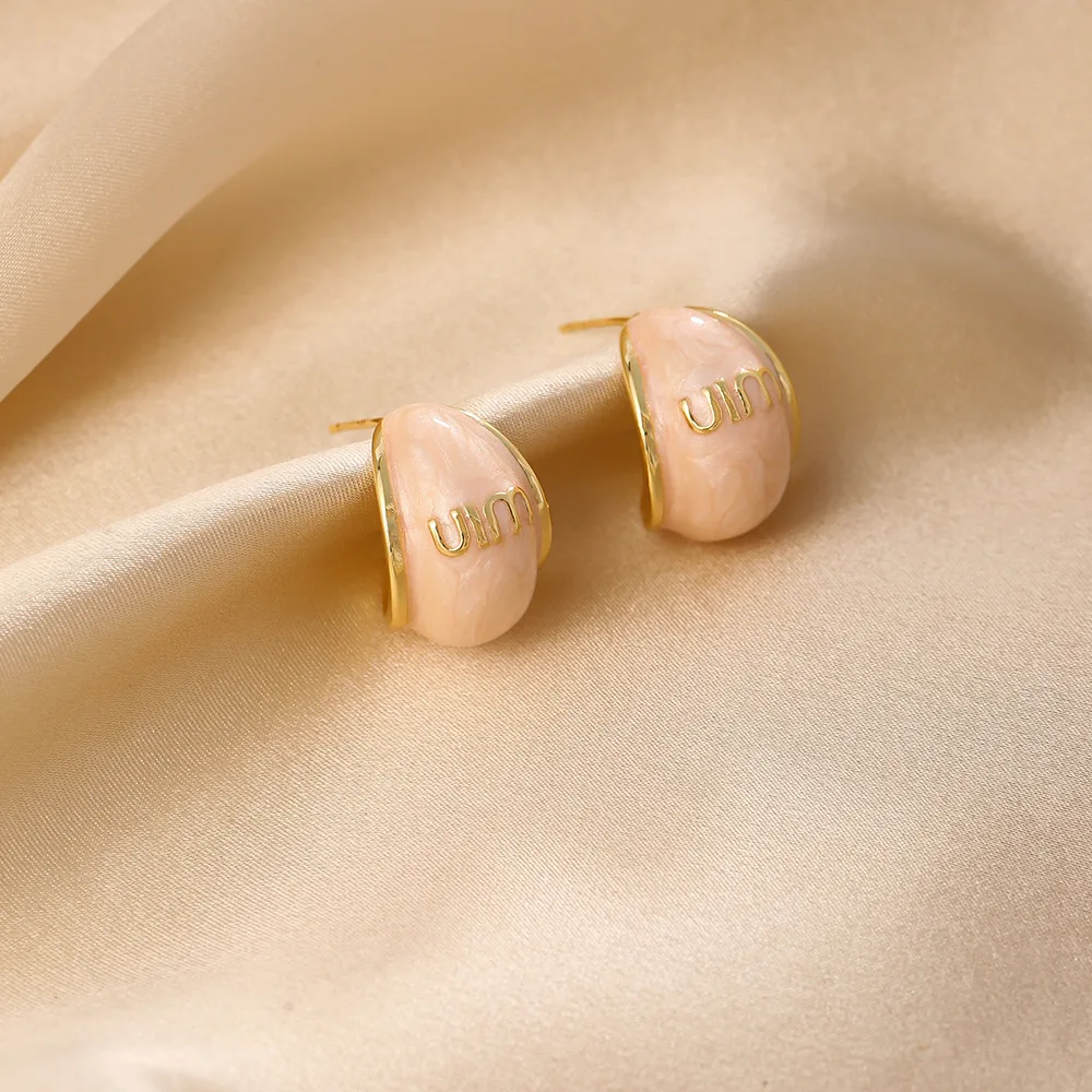 Fashionable and exquisite small fragrant style enamel earrings letter drop glaze earrings for women elegant and gentle earrings
Fashionable and exquisite small fragrant style enamel earrings letter drop glaze earrings for women elegant and gentle earrings