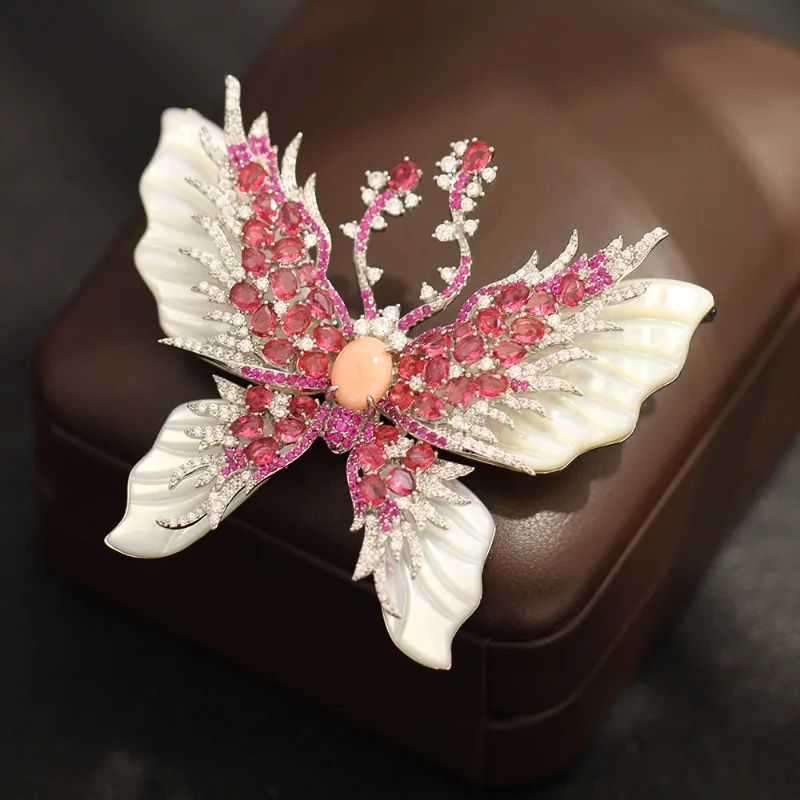 Элегантная брошь-бабочка Fire Butterfly из роскошного красного циркона, с двойной резьбой из натурального фритиллярии.
Элегантная брошь-бабочка Fire Butterfly из роскошного красного циркона, с двойной резьбой из натурального фритиллярии.