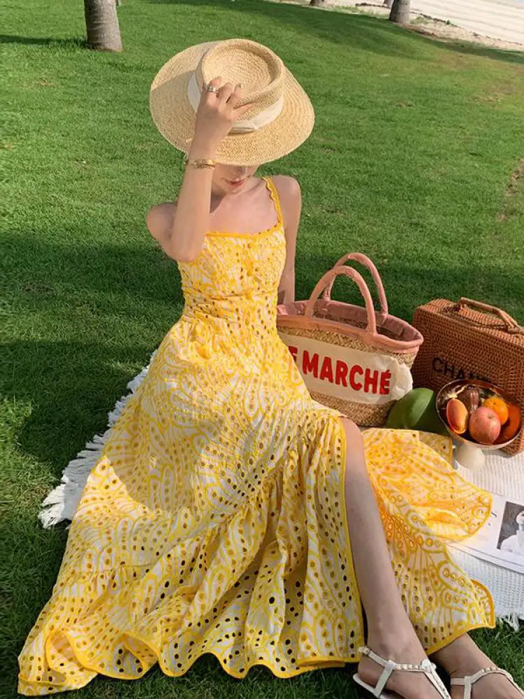 V-neck Embroidery Hollow Out Backless Dress Women Sexy Club Party Dresses Summer Vintage Solid Split Dress Fashion French Simple
V-neck Embroidery Hollow Out Backless Dress Women Sexy Club Party Dresses Summer Vintage Solid Split Dress Fashion French Simple