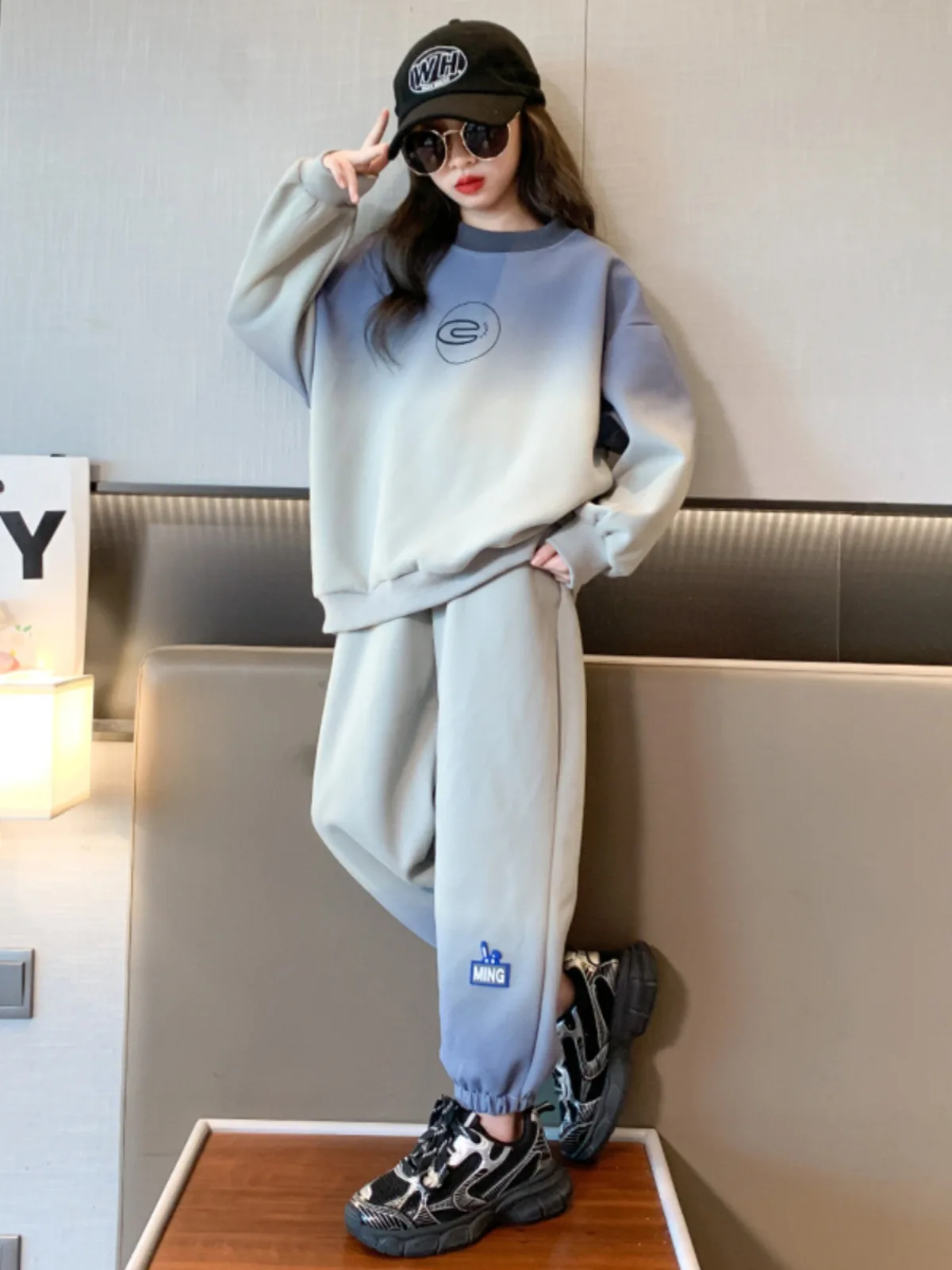 Girls' autumn suit 2025 new foreign-style children's sports sweater autumn wide-leg pants two-piece set
Girls' autumn suit 2025 new foreign-style children's sports sweater autumn wide-leg pants two-piece set
