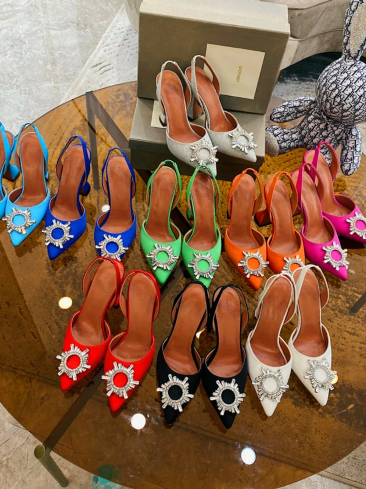 2025 European and American Women's New High Heel Sandals Sunflower Water Diamond Buckle High Heels Pointed Heel Satin Shoes
2025 European and American Women's New High Heel Sandals Sunflower Water Diamond Buckle High Heels Pointed Heel Satin Shoes
