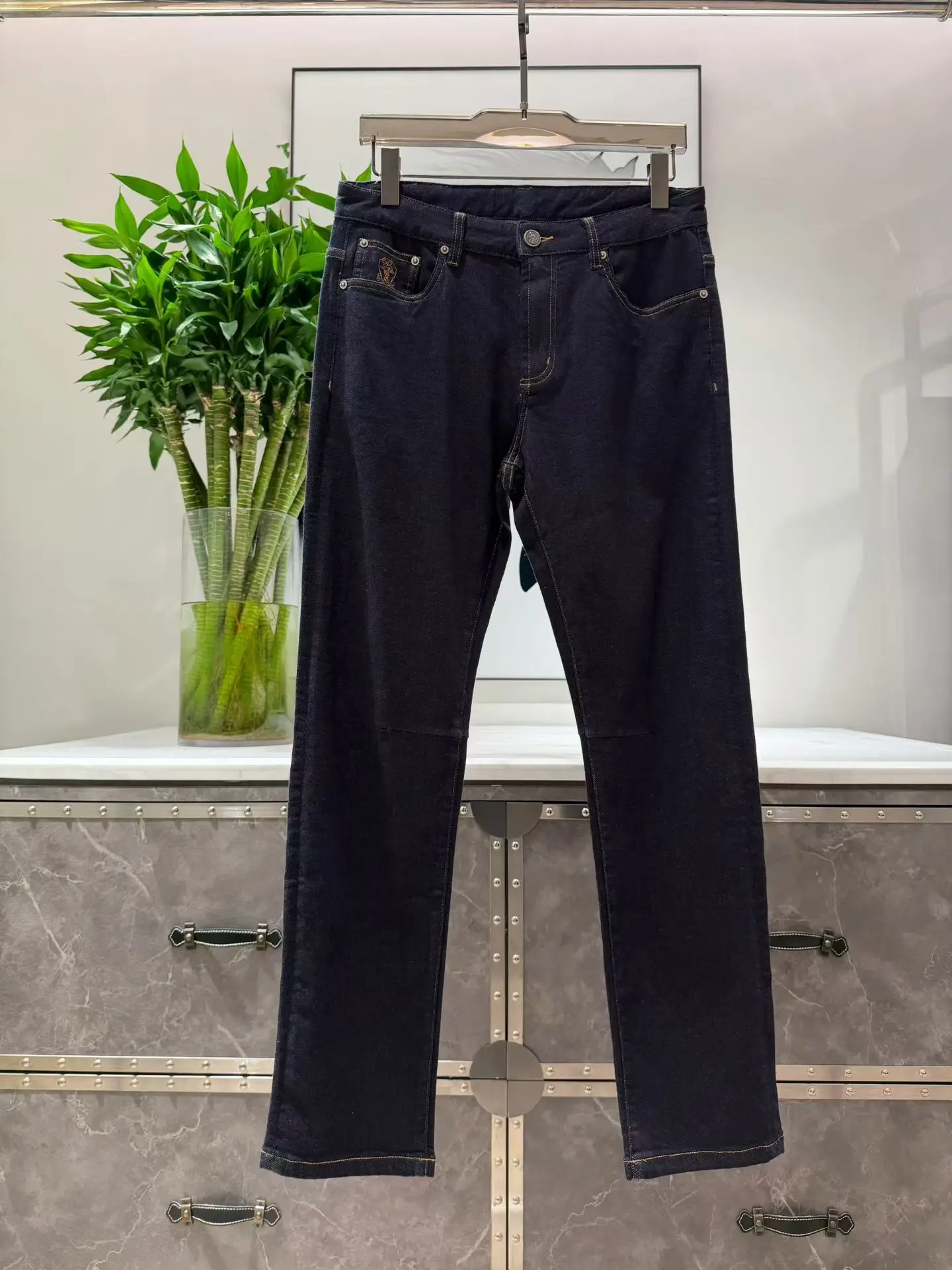 Retro Embroidered Men's Jeans Slim Fit Fashionable Straight Leg Standard Waist mid Waist Zipper Closure Youth Jeans
Retro Embroidered Men's Jeans Slim Fit Fashionable Straight Leg Standard Waist mid Waist Zipper Closure Youth Jeans