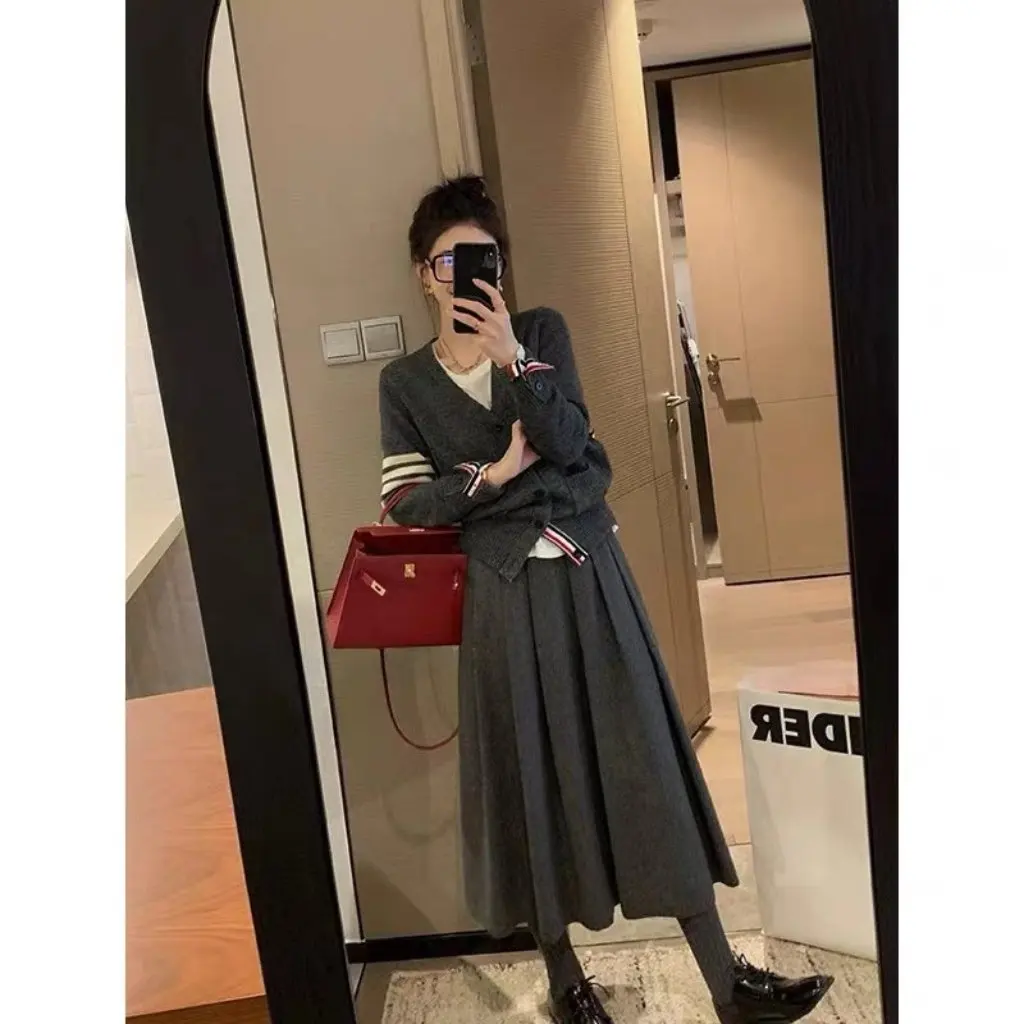 Women's High-Waist Slimming Look Woolen Pleated Skirt Long Autumn New Large Hem Fashionable Women's Mid-Length Skirt
Women's High-Waist Slimming Look Woolen Pleated Skirt Long Autumn New Large Hem Fashionable Women's Mid-Length Skirt