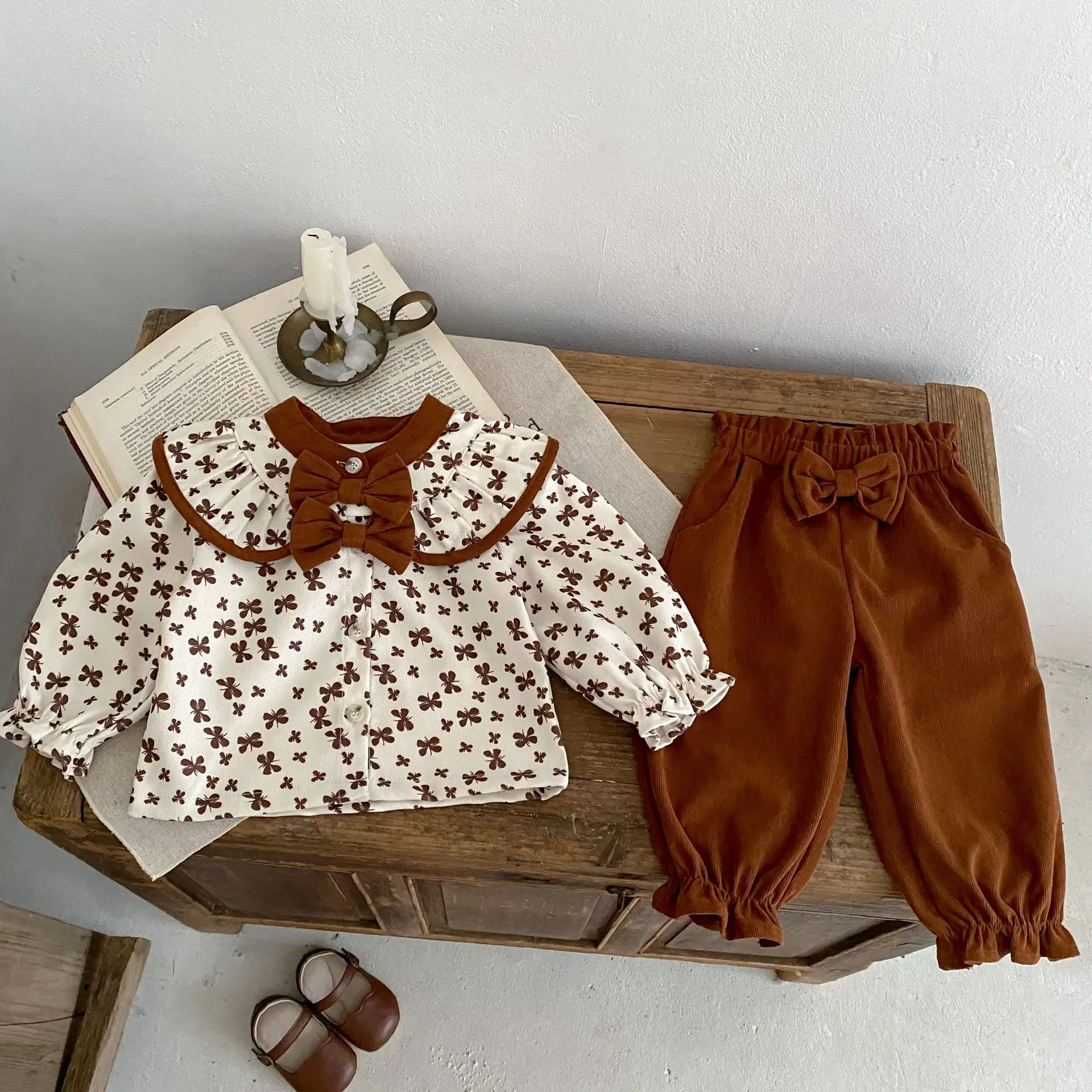 Instagram Spring and Autumn New Fashion Set for Infants and Girls with Clover Print Bow Top and Loose Leggings 2-piece Set
Instagram Spring and Autumn New Fashion Set for Infants and Girls with Clover Print Bow Top and Loose Leggings 2-piece Set