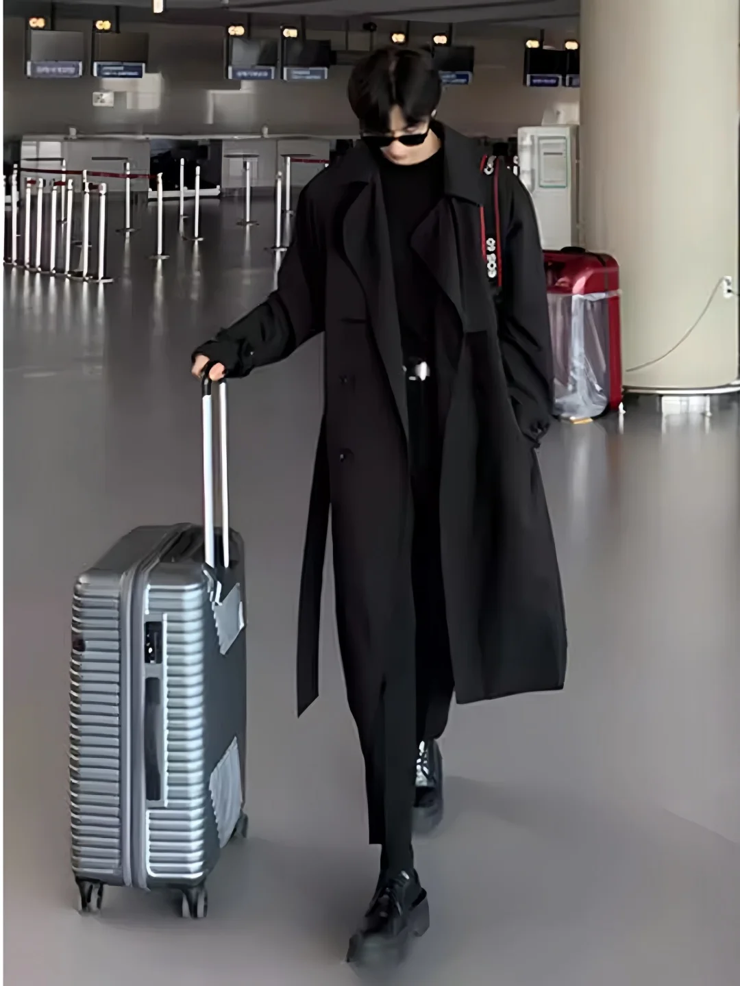 Корейское мужское длинное пальто в корейском стиле, осенне-зимнее, свободного кроя, двубортное, модное, до колен, из полиэстера
Корейское мужское длинное пальто в корейском стиле, осенне-зимнее, свободного кроя, двубортное, модное, до колен, из полиэстера