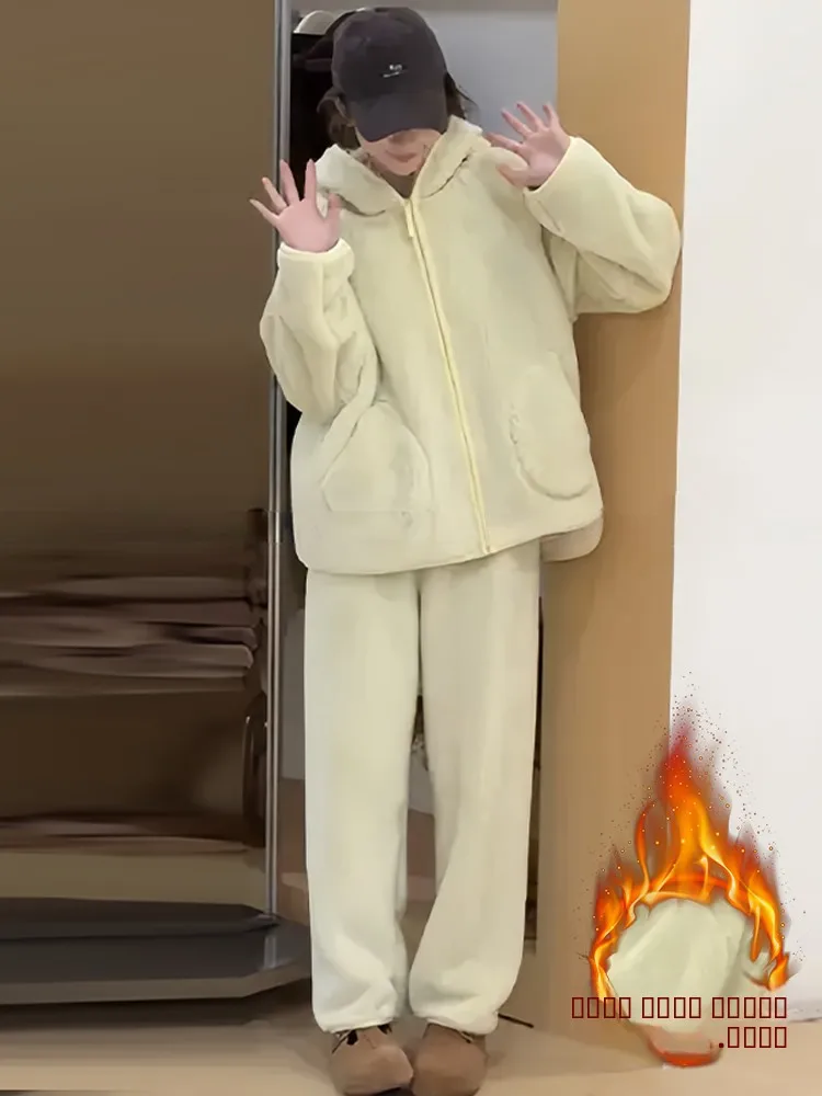 Женский комплект из двух предметов: утепленные хлопковые брюки с широкими штанинами и свободная куртка. Зимний повседневный теплый костюм.
Женский комплект из двух предметов: утепленные хлопковые брюки с широкими штанинами и свободная куртка. Зимний повседневный теплый костюм.