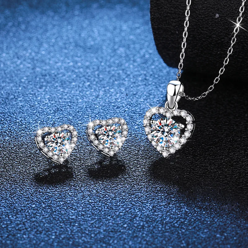 1 carat classic heart-shaped moissanite pendant earring set with 18K gold inlaid with diamonds and platinum PT950 imprint
1 carat classic heart-shaped moissanite pendant earring set with 18K gold inlaid with diamonds and platinum PT950 imprint