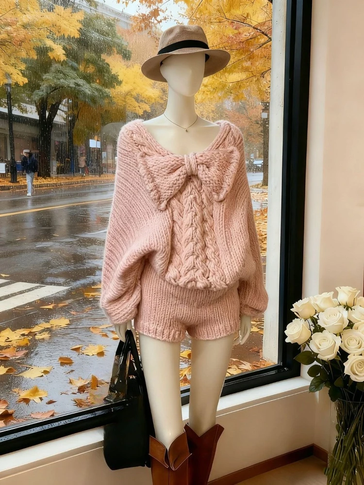 Корейский сладкий розовый вязаный комплект шорт, женские пуловеры с милым бантом + шикарные брюки, новые вязаные кавайные наряды Pure Desire 2025
Корейский сладкий розовый вязаный комплект шорт, женские пуловеры с милым бантом + шикарные брюки, новые вязаные кавайные наряды Pure Desire 2025