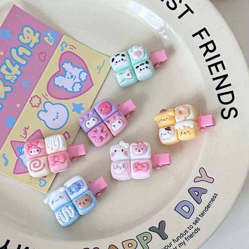 1 пара симпатичных цветных четырехблочных фотозаколок Sanrio для макияжа, зажимы для волос Kuromi с мультяшным рисунком My Melody Cinnamoroll, зажим для челки
1 пара симпатичных цветных четырехблочных фотозаколок Sanrio для макияжа, зажимы для волос Kuromi с мультяшным рисунком My Melody Cinnamoroll, зажим для челки